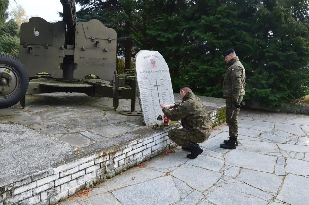 Pamiętają o zmarłych kolegach i żołnierzach poległych na wojnie
