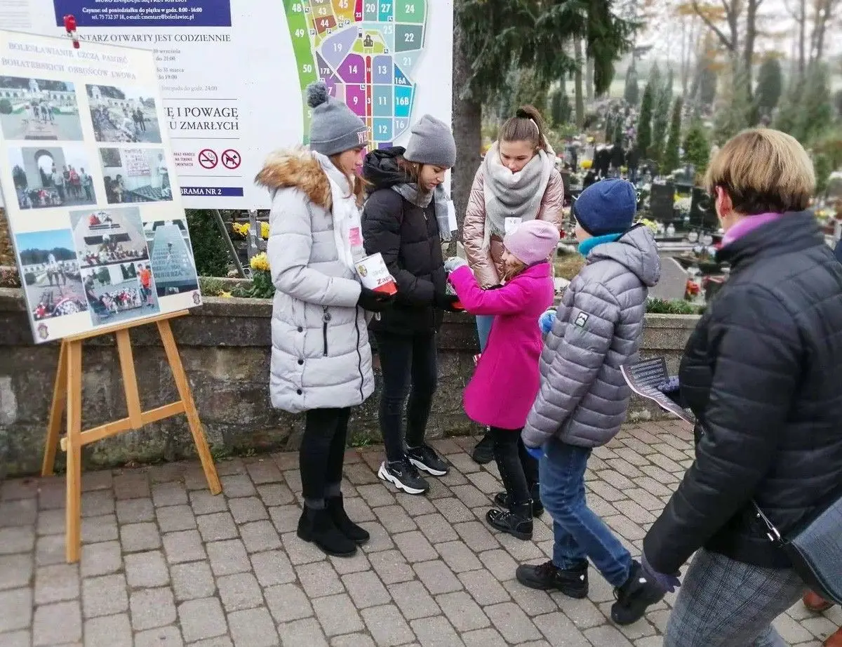 Kwestowali na cmentarzu komunalnym w Bolesławcu