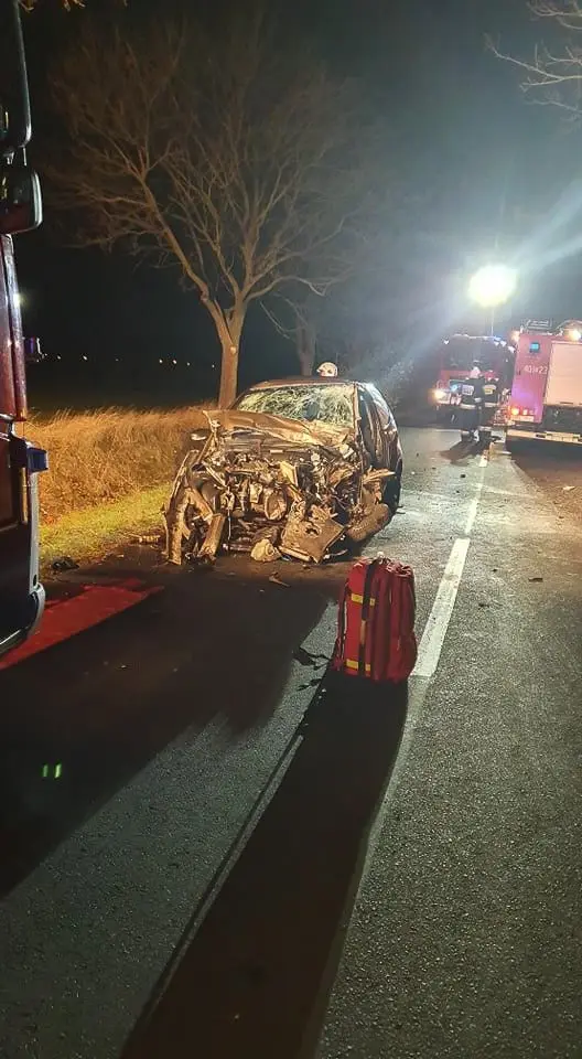 Wypadek przed Kraśnikiem, trzy osoby ranne. 31-latek zabrany śmigłowcem do szpitala