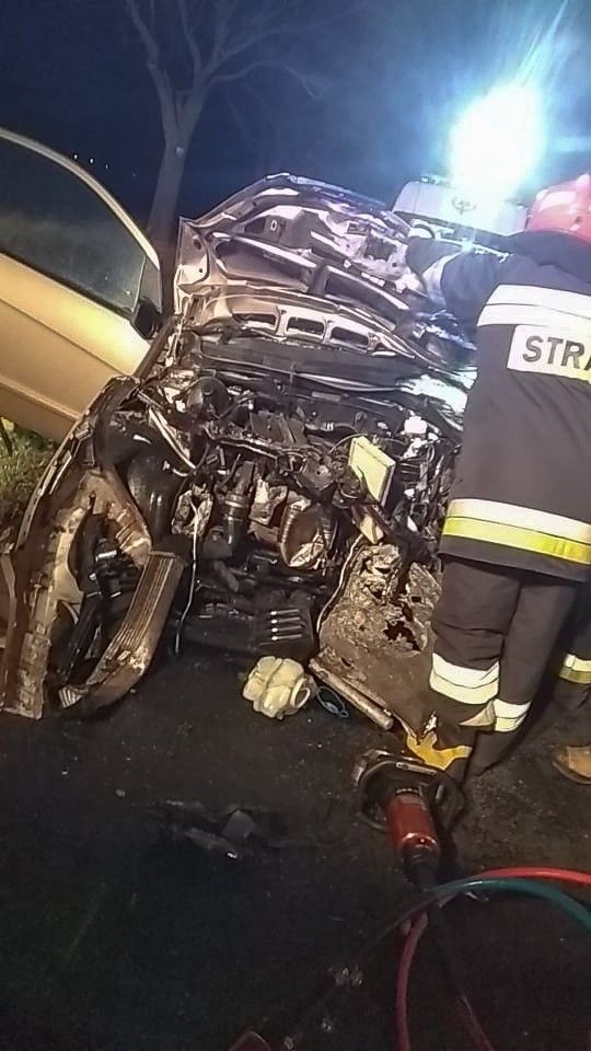 Wypadek przed Kraśnikiem, trzy osoby ranne. 31-latek zabrany śmigłowcem do szpitala