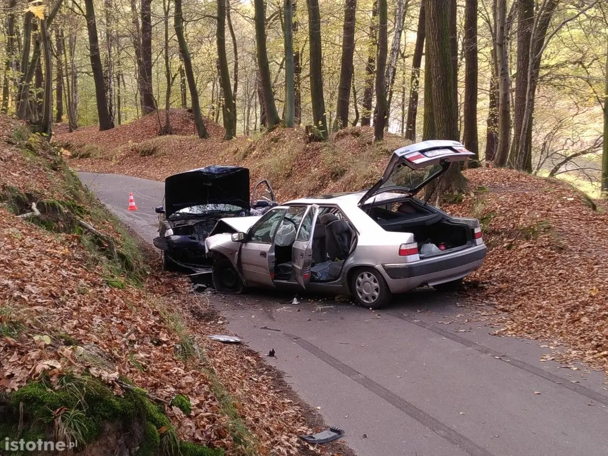 Czołówka dwóch aut na wylocie z Bolesławca, dwie osoby trafiły do szpitala