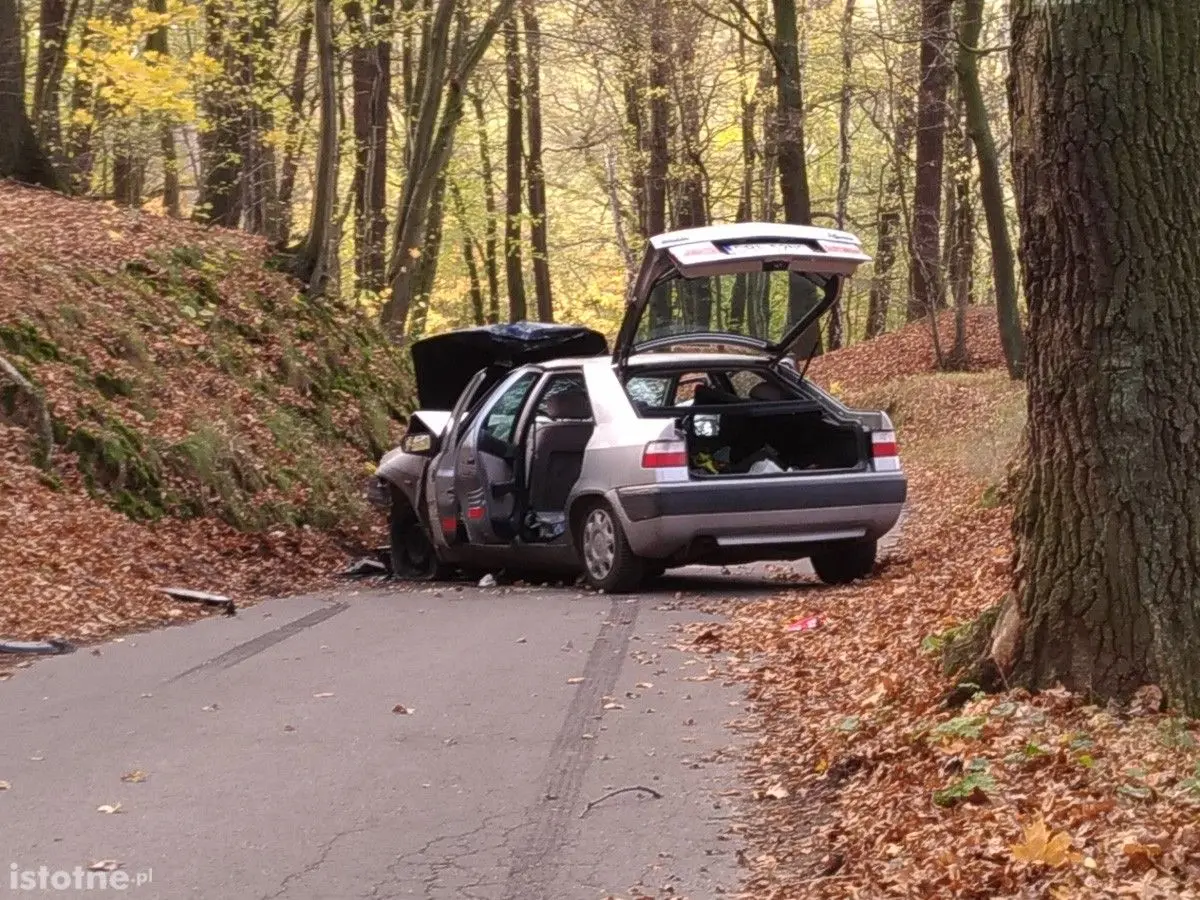 Czołówka dwóch aut na wylocie z Bolesławca, dwie osoby trafiły do szpitala
