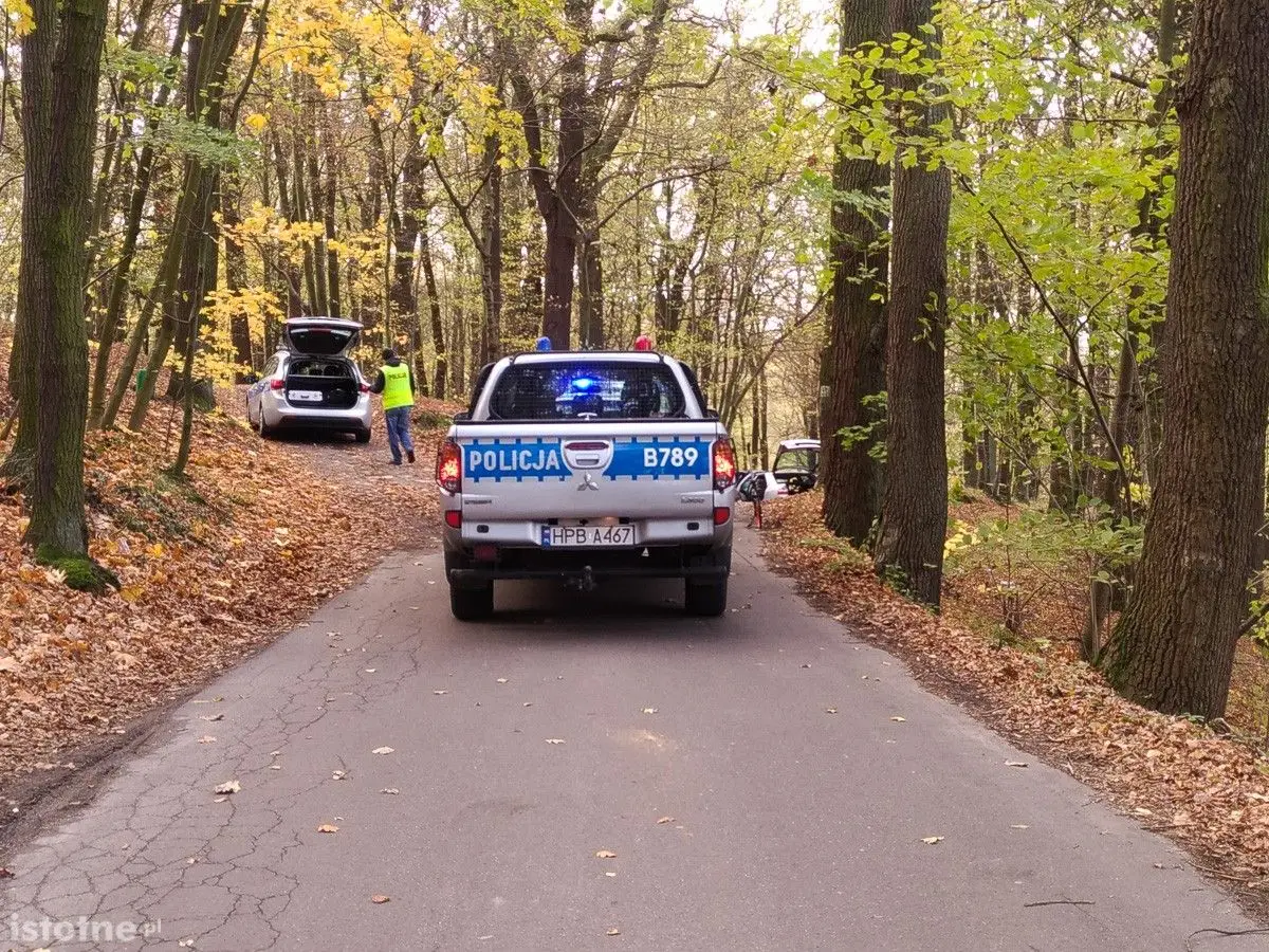 Czołówka dwóch aut na wylocie z Bolesławca, dwie osoby trafiły do szpitala