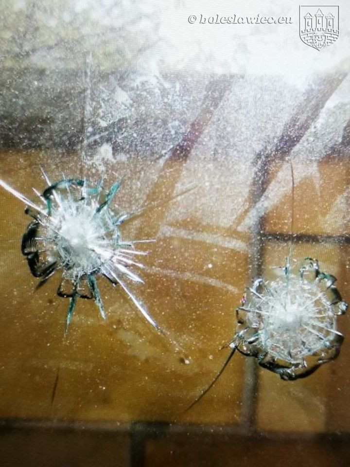 Ktoś strzela do wiat przystankowych i szyb w budynkach