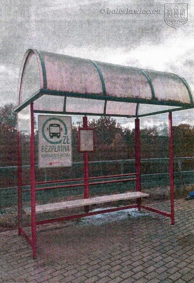 Ktoś strzela do wiat przystankowych i szyb w budynkach