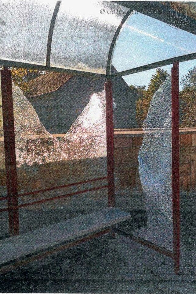 Ktoś strzela do wiat przystankowych i szyb w budynkach