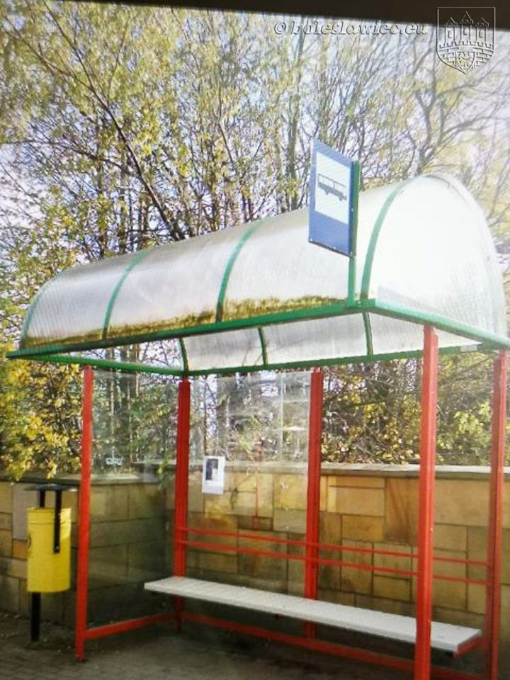 Ktoś strzela do wiat przystankowych i szyb w budynkach