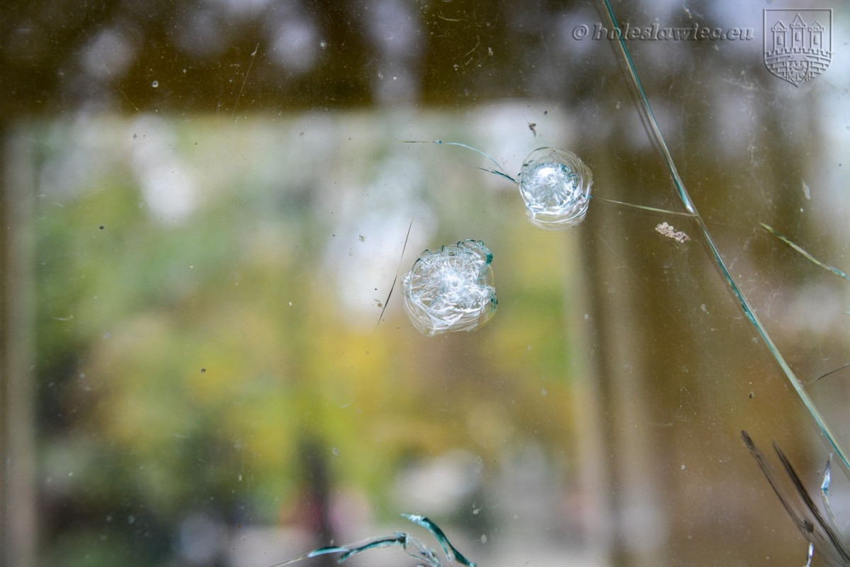 Ktoś strzela do wiat przystankowych i szyb w budynkach