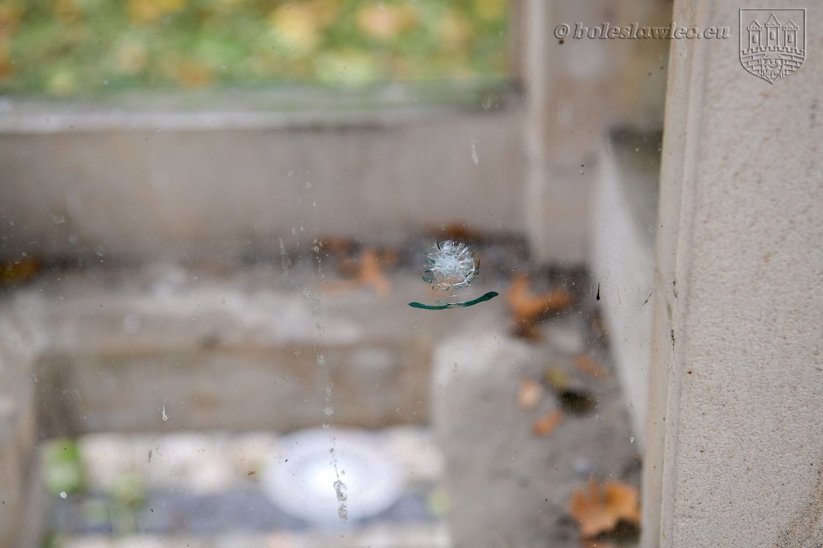 Ktoś strzela do wiat przystankowych i szyb w budynkach