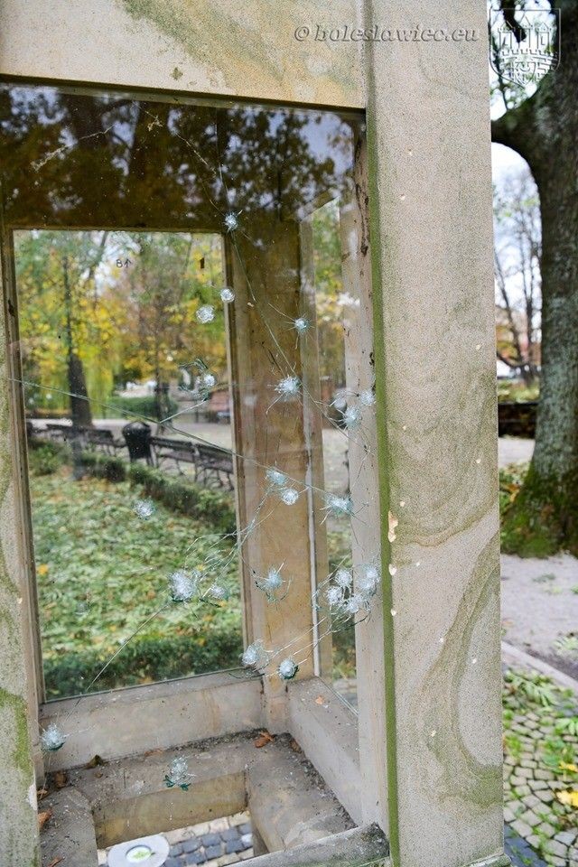 Ktoś strzela do wiat przystankowych i szyb w budynkach