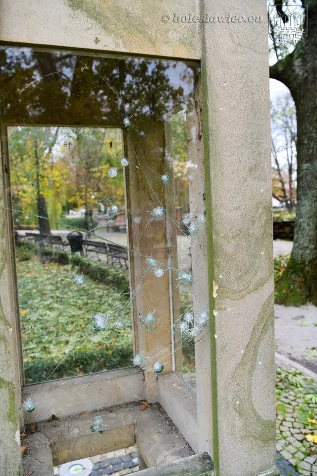Ktoś strzela do wiat przystankowych i szyb w budynkach