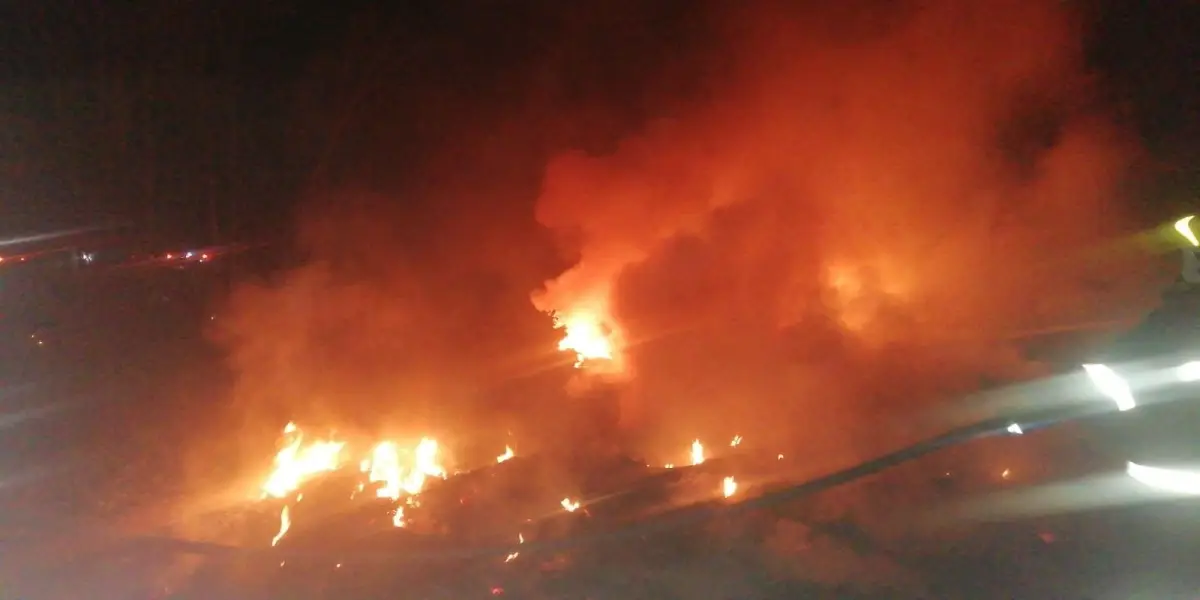 Nocny pożar opon na polu koło Czernej. Uaktywnił się podpalacz?