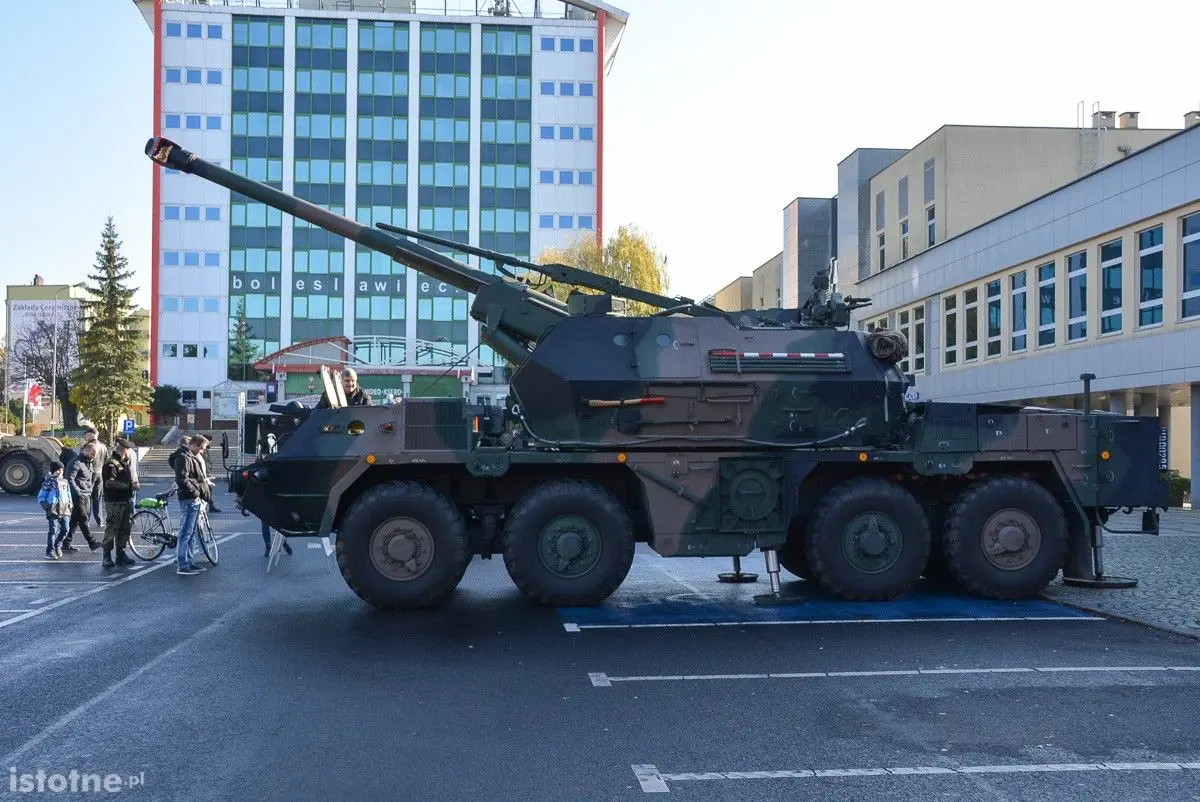 Trwa piknik wojskowy „Służymy Niepodległej”. Można zobaczyć sprzęt US Army
