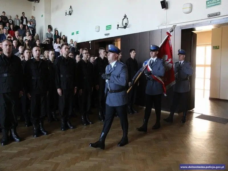 Ślubowanie nowych policjantów. 2 z nich służyć będzie w bolesławieckiej komendzie