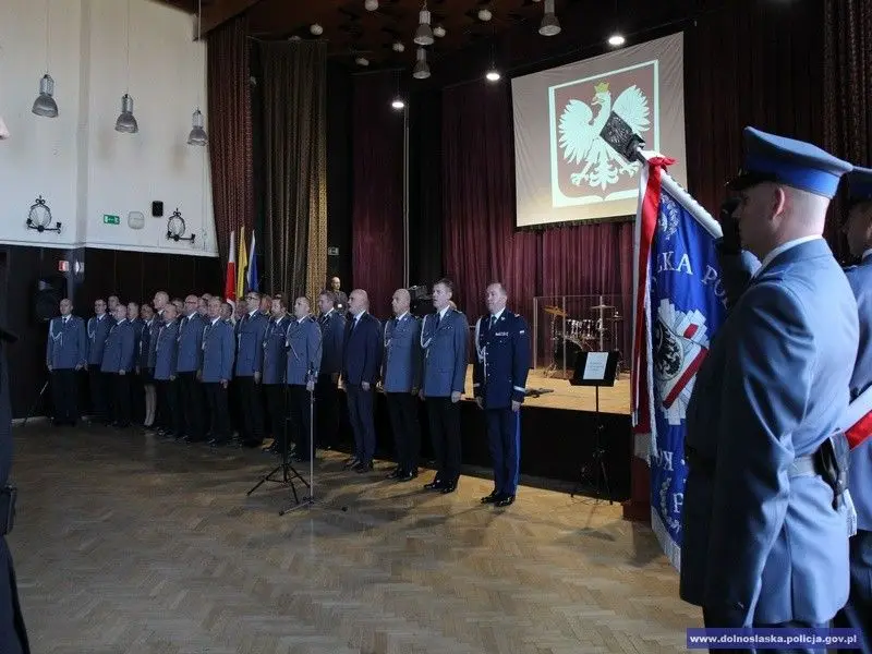 Ślubowanie nowych policjantów. 2 z nich służyć będzie w bolesławieckiej komendzie