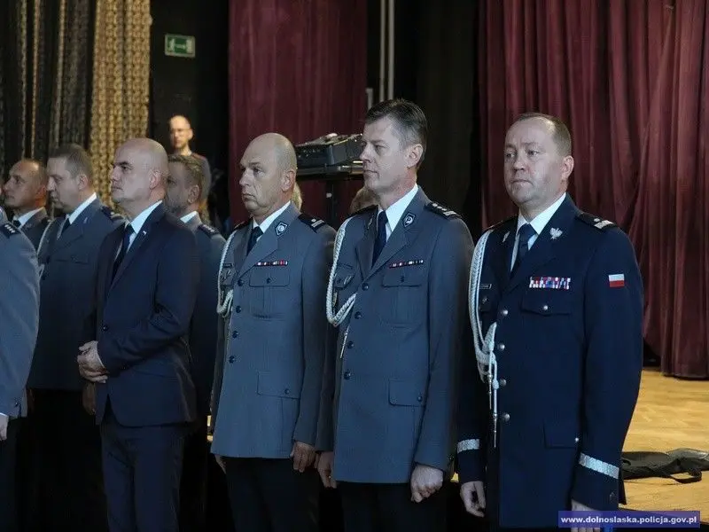 Ślubowanie nowych policjantów. 2 z nich służyć będzie w bolesławieckiej komendzie