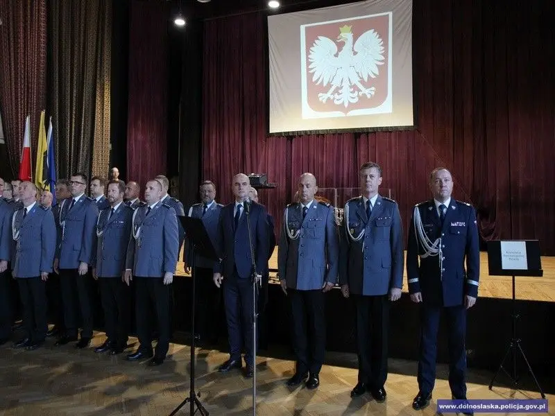 Ślubowanie nowych policjantów. 2 z nich służyć będzie w bolesławieckiej komendzie