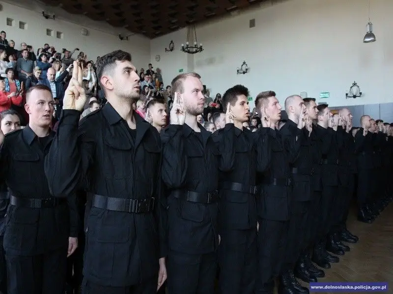 Ślubowanie nowych policjantów. 2 z nich służyć będzie w bolesławieckiej komendzie