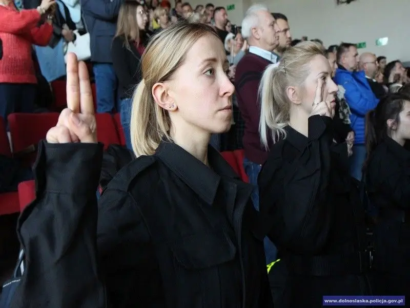 Ślubowanie nowych policjantów. 2 z nich służyć będzie w bolesławieckiej komendzie