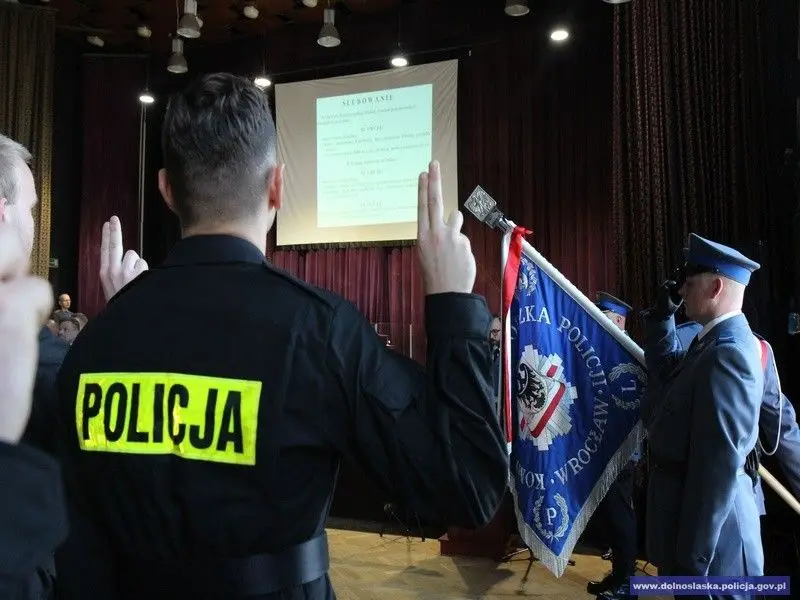 Ślubowanie nowych policjantów. 2 z nich służyć będzie w bolesławieckiej komendzie