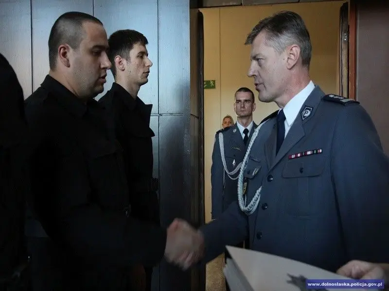 Ślubowanie nowych policjantów. 2 z nich służyć będzie w bolesławieckiej komendzie