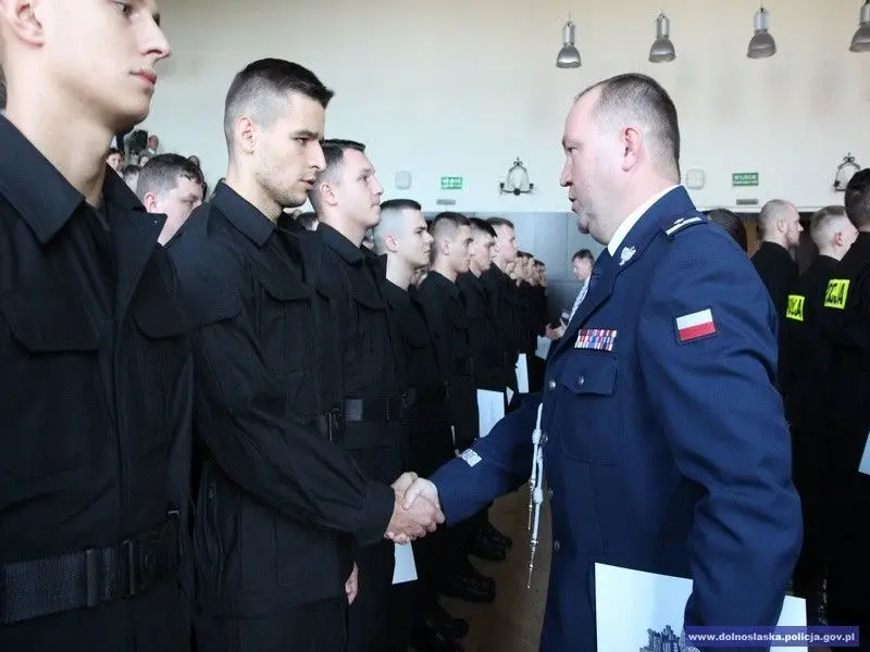 Ślubowanie nowych policjantów. 2 z nich służyć będzie w bolesławieckiej komendzie