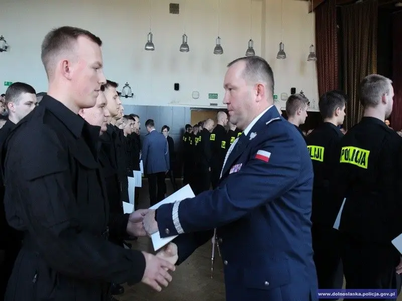 Ślubowanie nowych policjantów. 2 z nich służyć będzie w bolesławieckiej komendzie