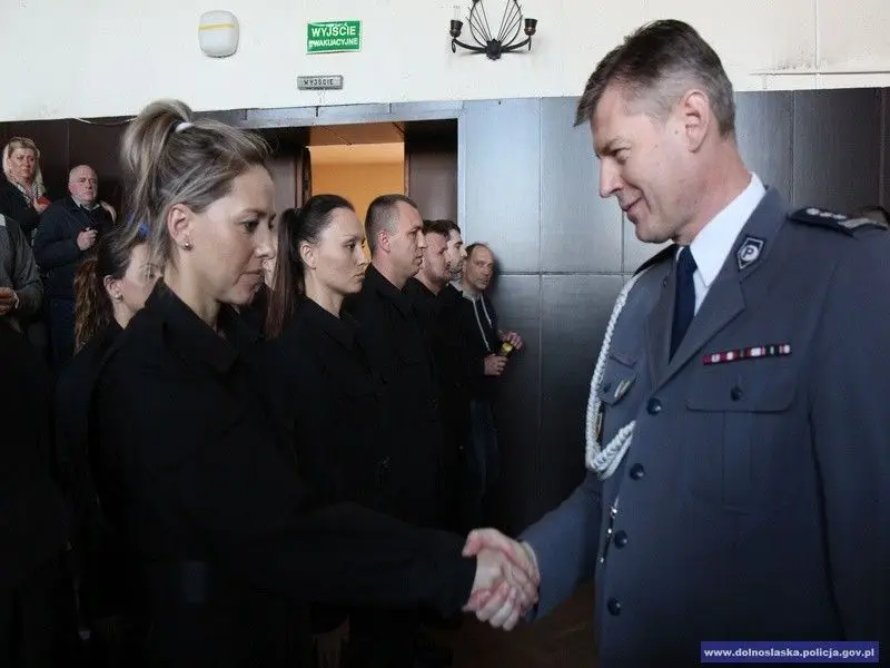 Ślubowanie nowych policjantów. 2 z nich służyć będzie w bolesławieckiej komendzie