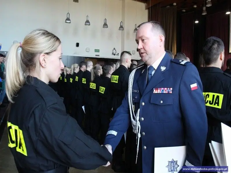 Ślubowanie nowych policjantów. 2 z nich służyć będzie w bolesławieckiej komendzie
