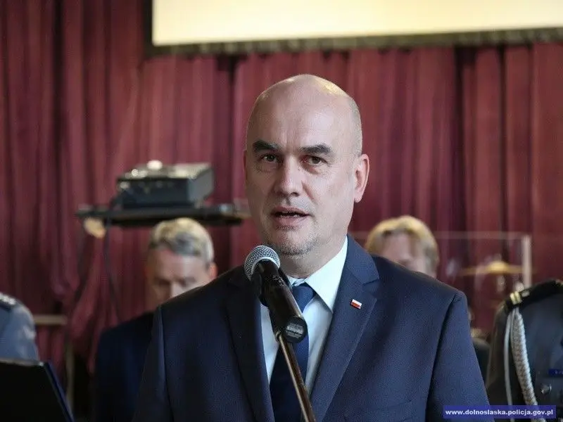 Ślubowanie nowych policjantów. 2 z nich służyć będzie w bolesławieckiej komendzie