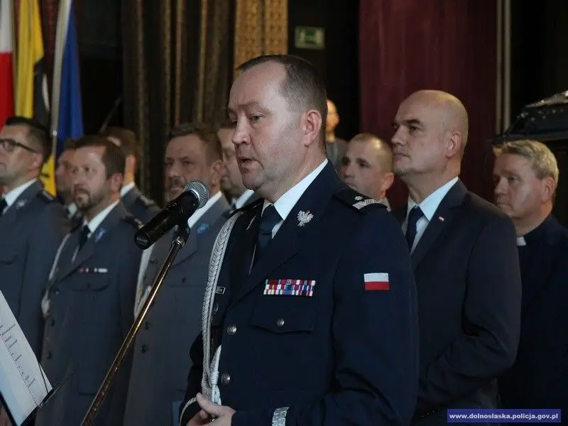 Ślubowanie nowych policjantów. 2 z nich służyć będzie w bolesławieckiej komendzie