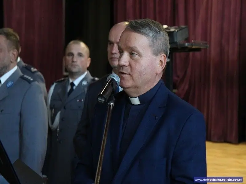 Ślubowanie nowych policjantów. 2 z nich służyć będzie w bolesławieckiej komendzie