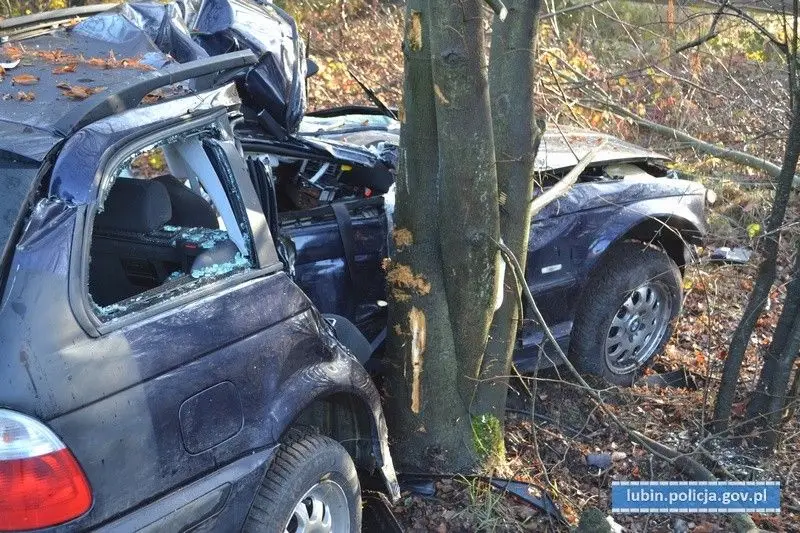 Bmw uderzyło w drzewo. 34-latka zginęła na miejscu, 23-letni kierowca w ciężkim stanie