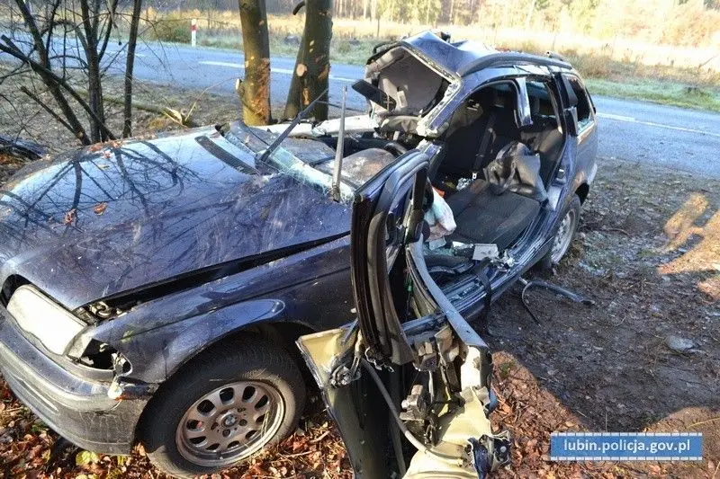 Bmw uderzyło w drzewo. 34-latka zginęła na miejscu, 23-letni kierowca w ciężkim stanie
