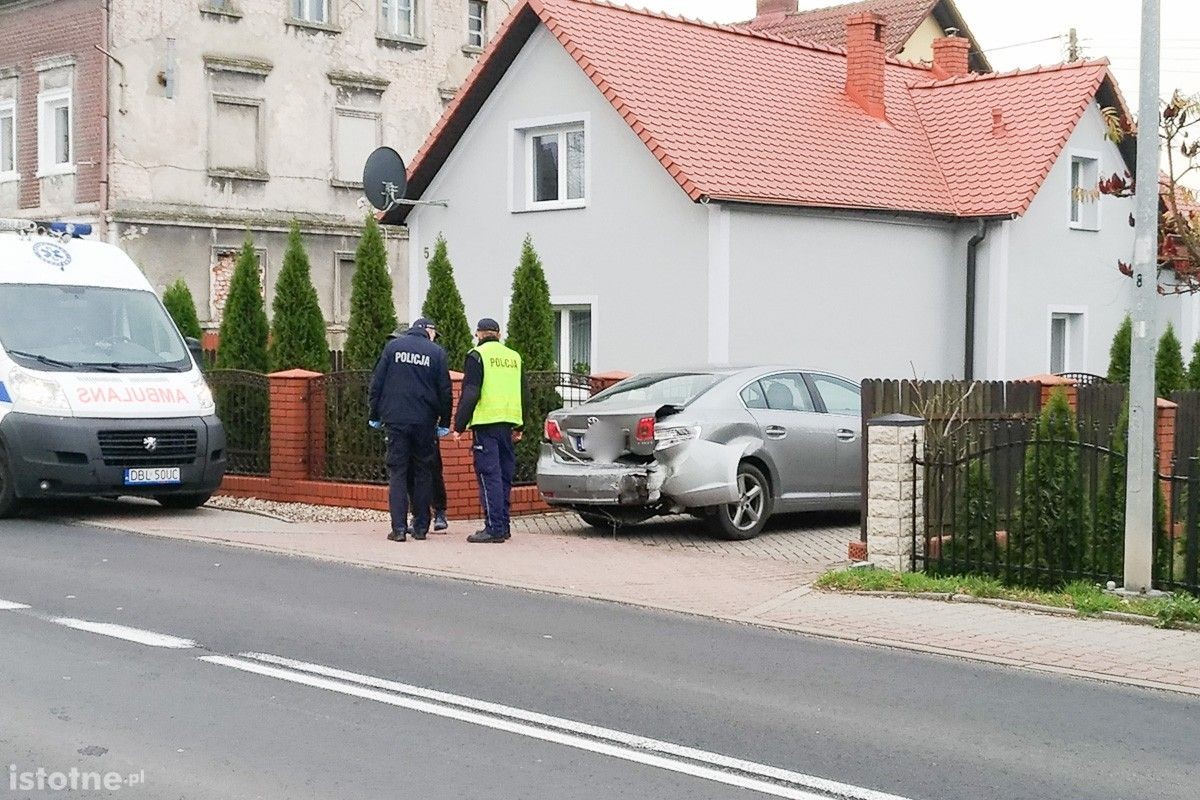 Wypadek w Łące. Kobieta w ciąży zabrana do szpitala