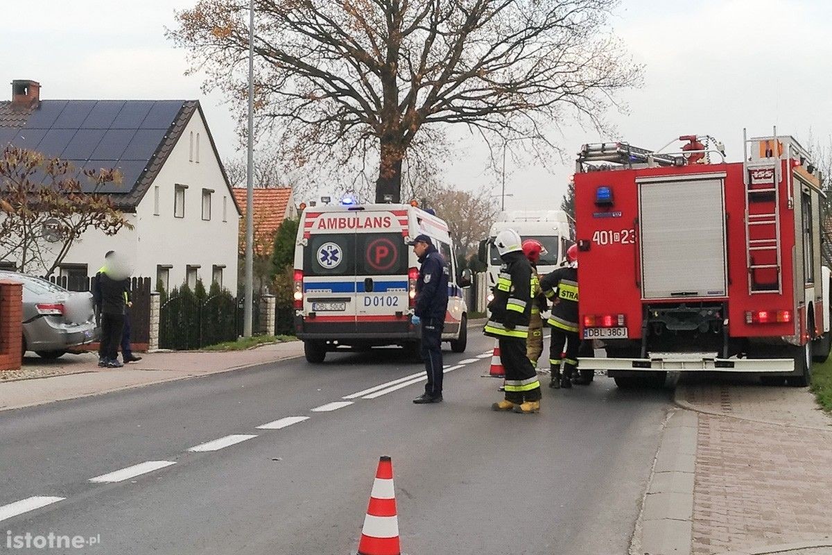 Wypadek w Łące. Kobieta w ciąży zabrana do szpitala
