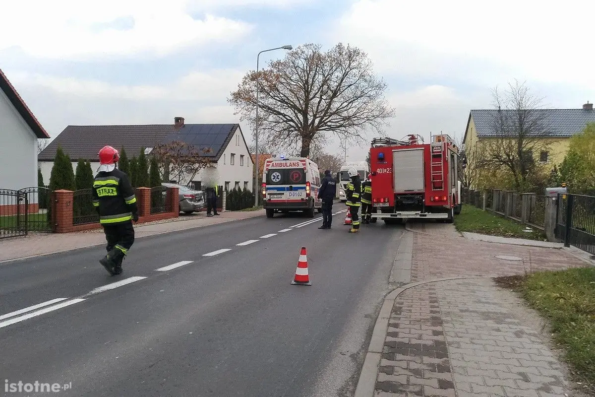 Wypadek w Łące. Kobieta w ciąży zabrana do szpitala