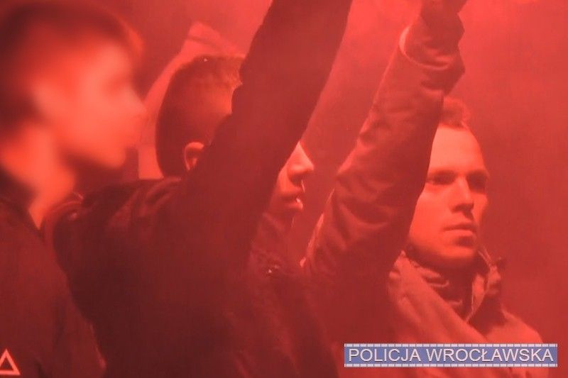 Wrocławski marsz. Policja publikuje wizerunki 10 kolejnych osób, które naruszyły prawo