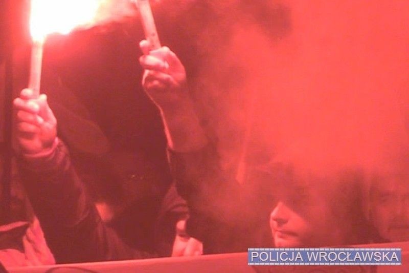 Wrocławski marsz. Policja publikuje wizerunki 10 kolejnych osób, które naruszyły prawo