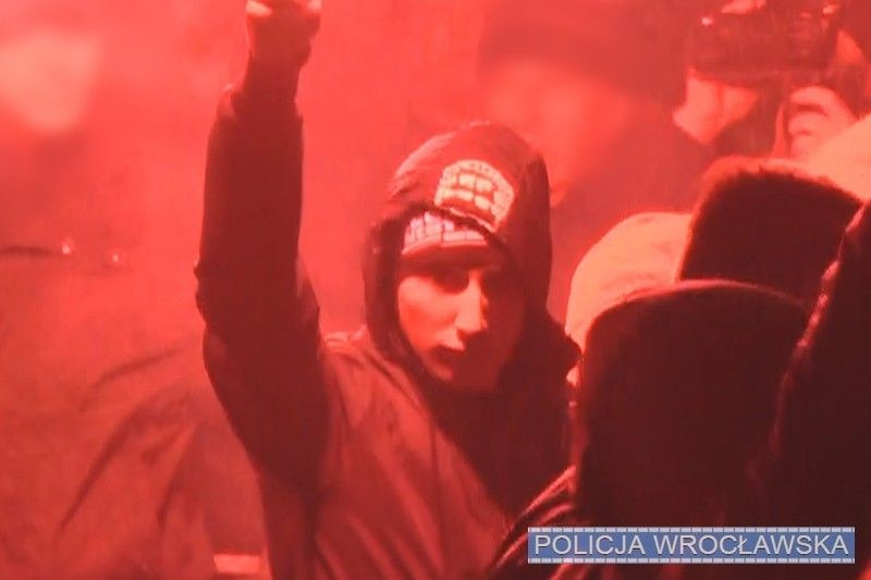 Wrocławski marsz. Policja publikuje wizerunki 10 kolejnych osób, które naruszyły prawo