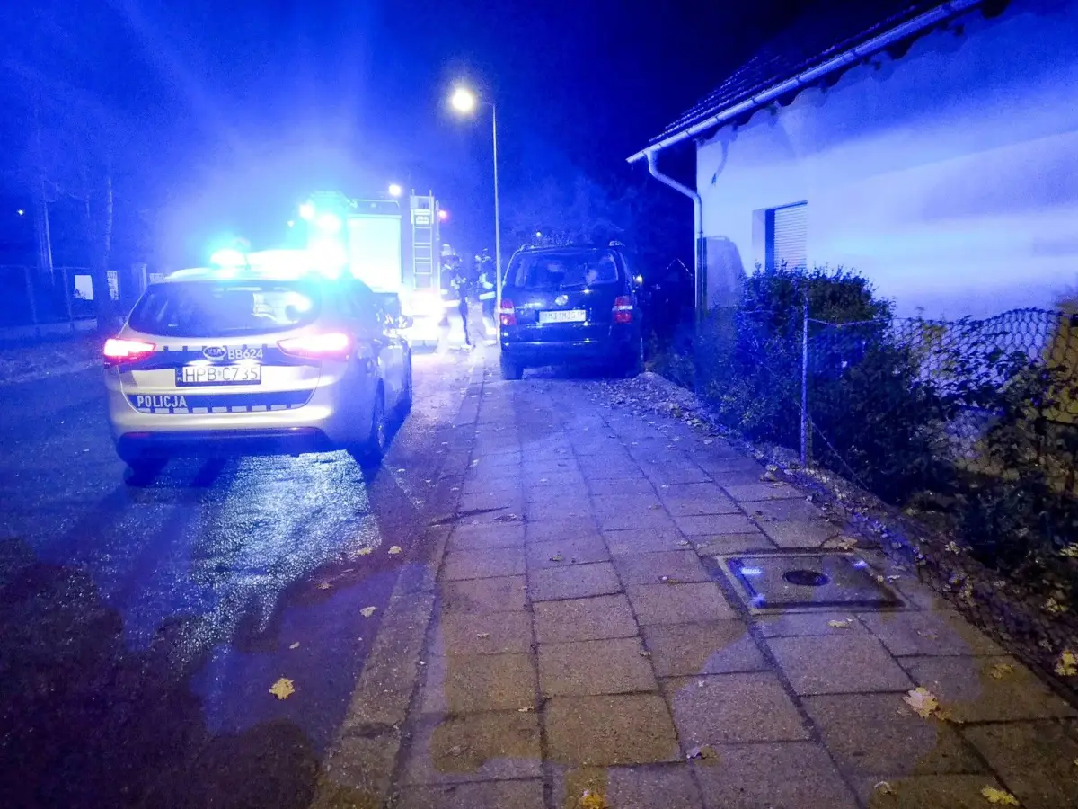 Auto wjechało w ogrodzenie domu przy pl. Piastowskim