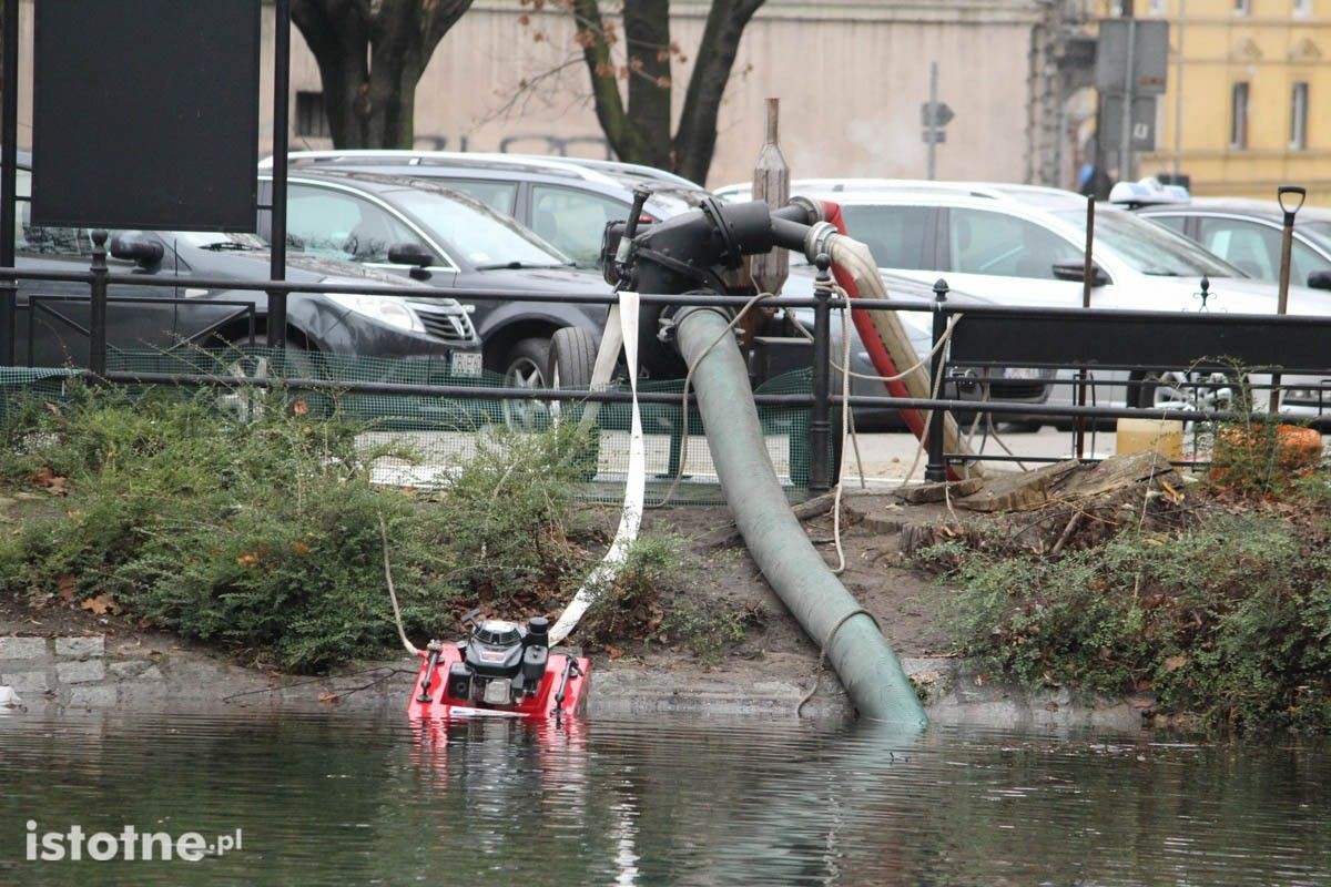 Akcja wypompowywania wody ze stawu miejskiego