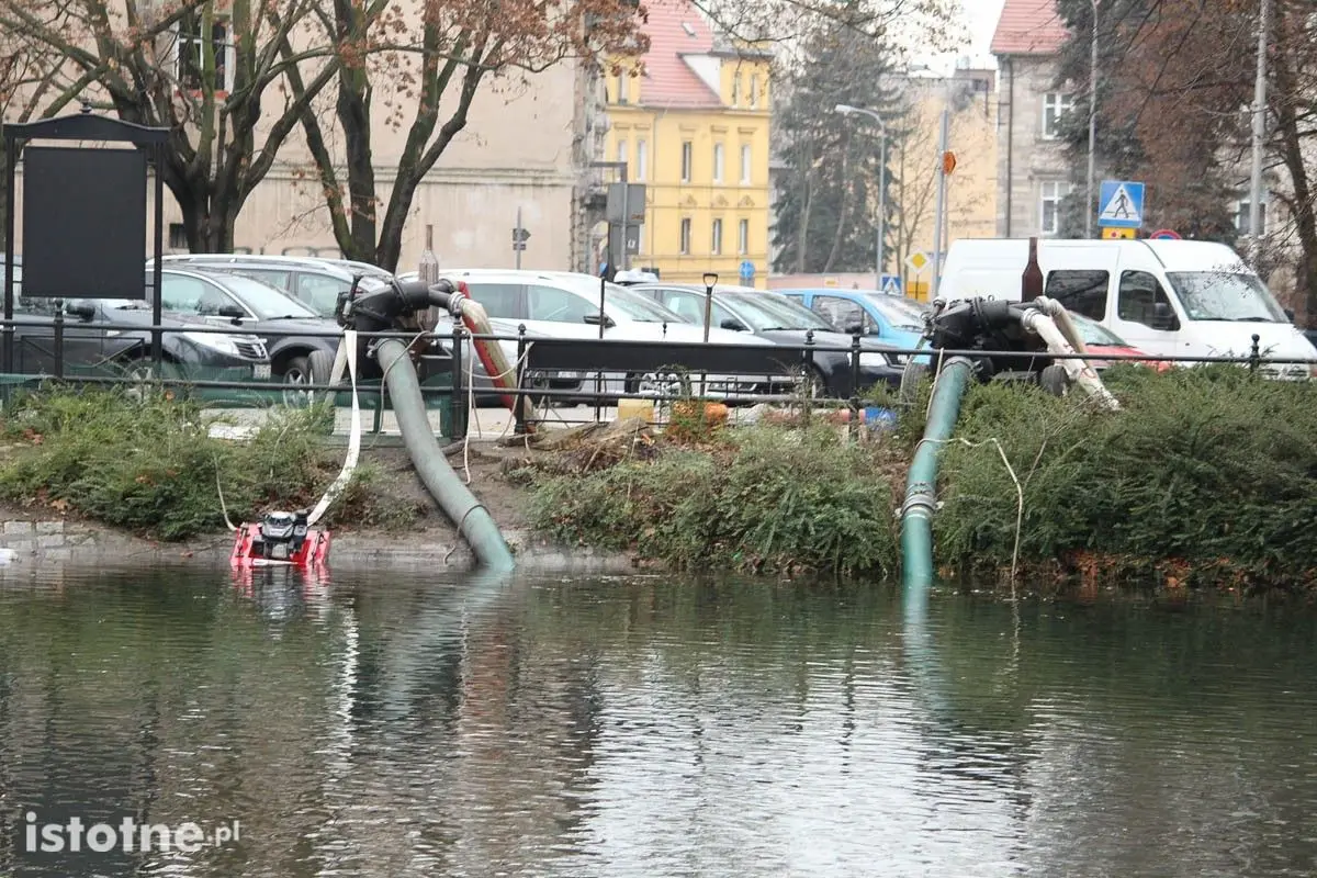 Akcja wypompowywania wody ze stawu miejskiego