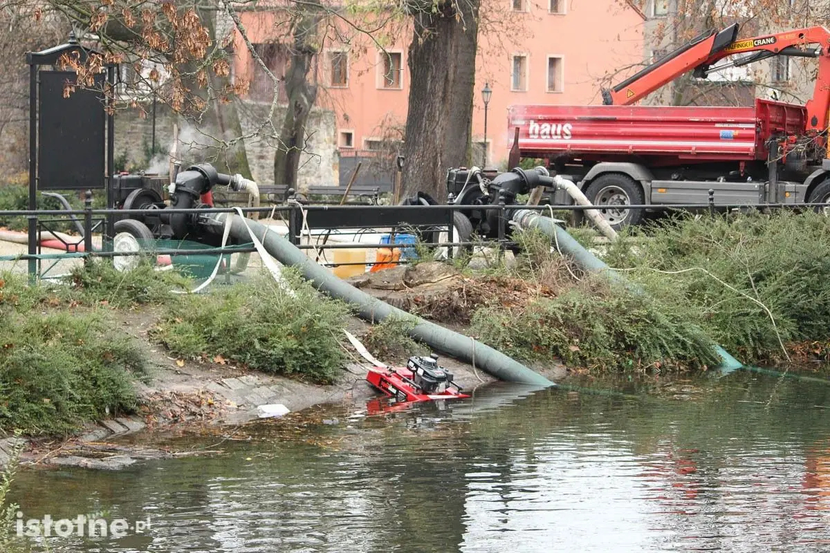 Akcja wypompowywania wody ze stawu miejskiego