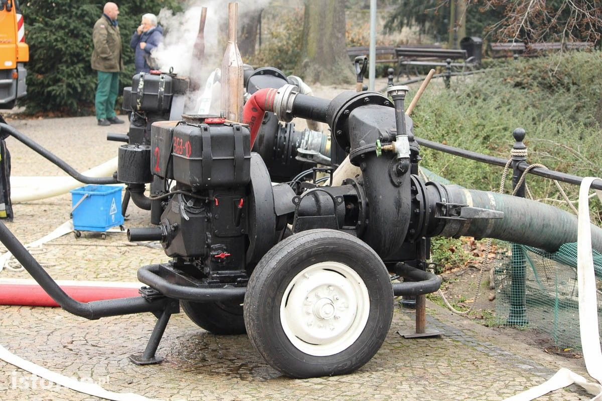 Akcja wypompowywania wody ze stawu miejskiego