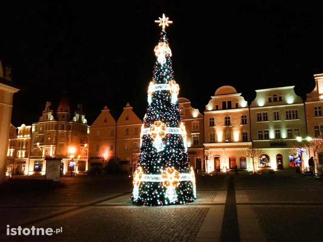 Świąteczne ozdoby na bolesławieckim rynku