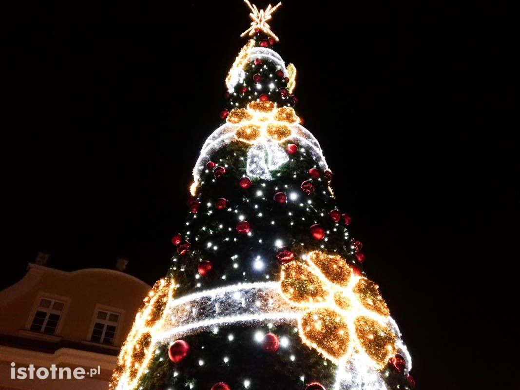Świąteczne ozdoby na bolesławieckim rynku