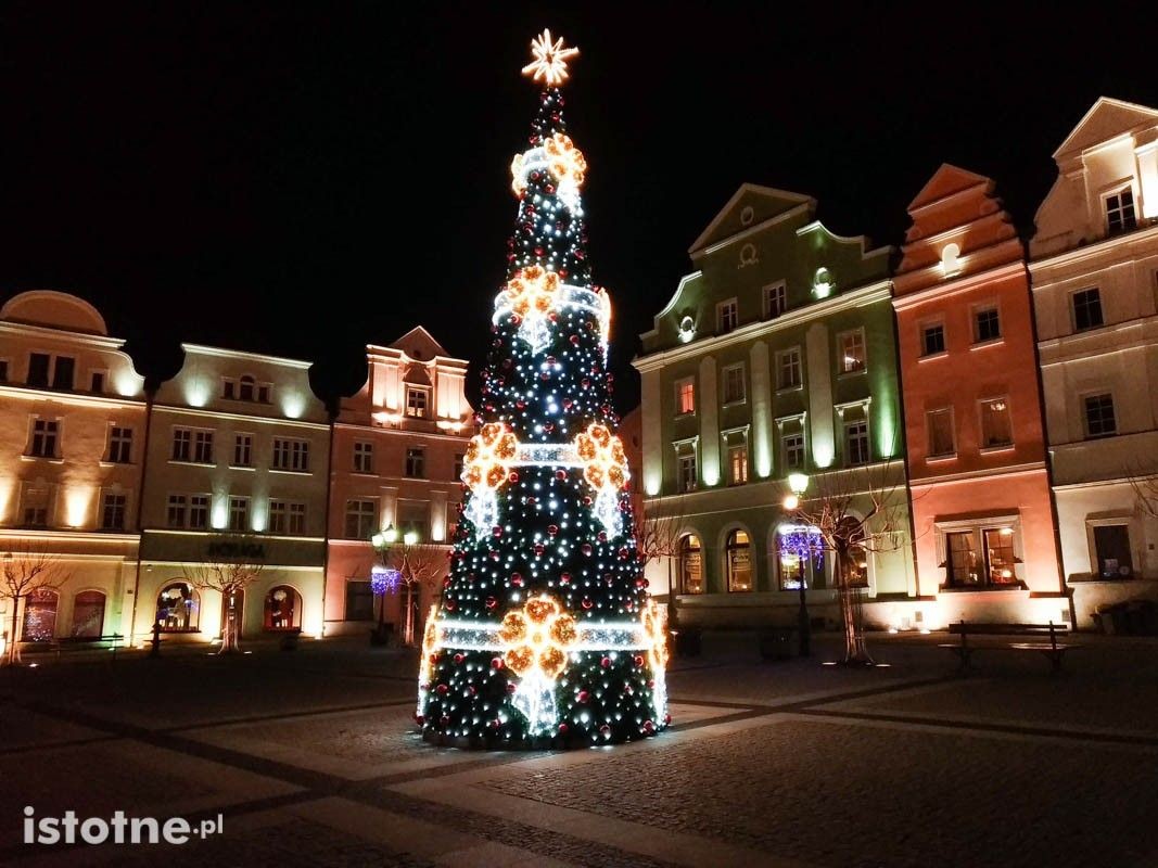 Świąteczne ozdoby na bolesławieckim rynku