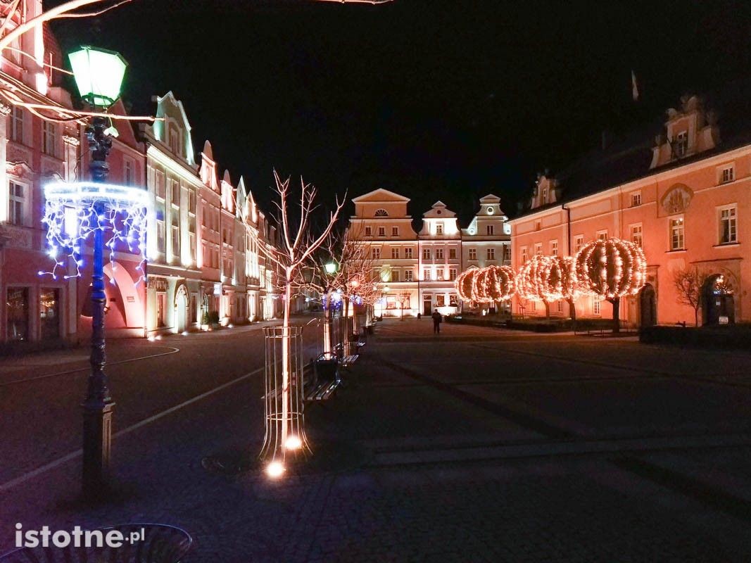 Świąteczne ozdoby na bolesławieckim rynku
