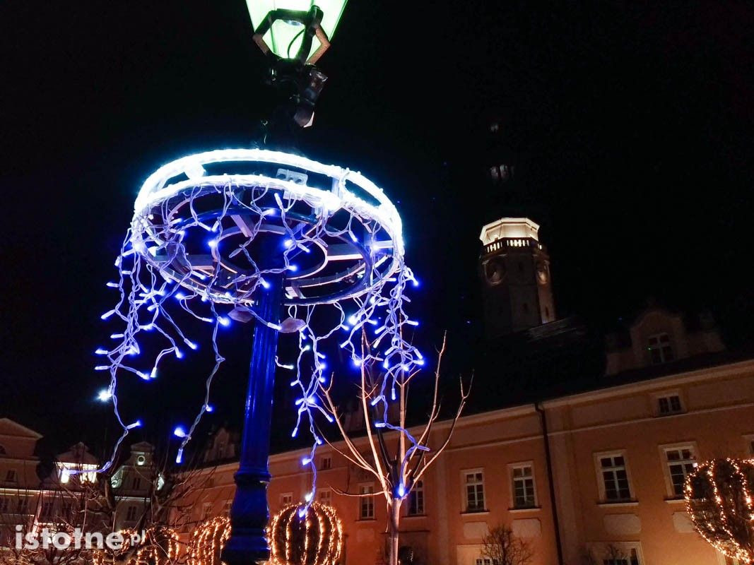 Świąteczne ozdoby na bolesławieckim rynku